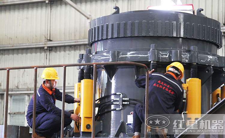 工作人員檢測圓錐破碎機，保障生產的設備都有高質量