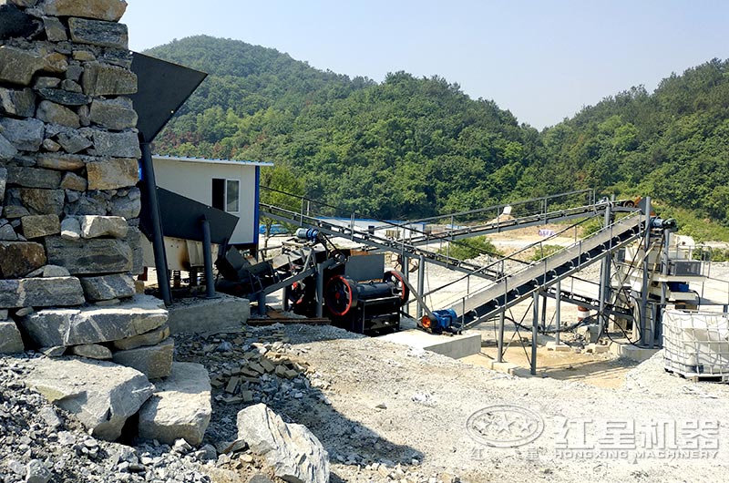 顎式細(xì)破碎機(jī)破碎現(xiàn)場(chǎng)，搭配制砂機(jī)使用